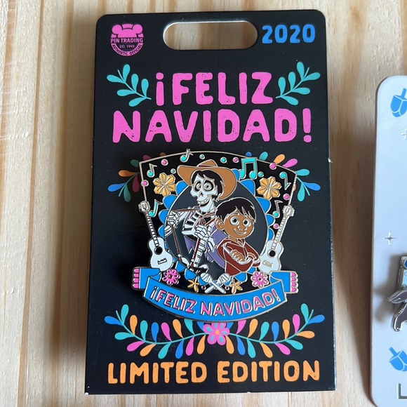 Disney Pins - Picture 3 of 8